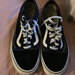 There’s are New Mint conditioned low top vans the price is going for 85$